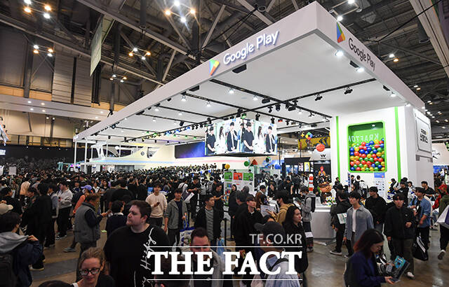 지난해 11월 14일 부산 해운대구 벡스코에서 열린 지스타 2024를 방문한 관람객들이 부스에서 체험을 하고 있다. /더팩트 DB