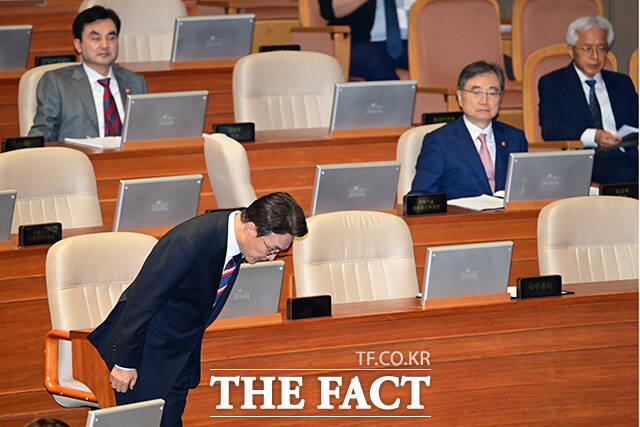 대정부질문 답변 나서는 김민석 국무총리.