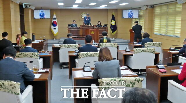 부여군의회가 16일 본회의장에서 제294회 임시회 제2차 본회의를 열고 있다. /김형중 기자