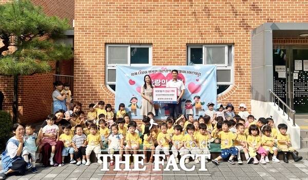 대전 갈마하나어린이집이 16일 서구 갈마1동 행정복지센터에 ‘지구도 웃고 이웃도 웃고 아나바다 장터 행사’를 통해 얻은 수익금 45만 원을 수재민 돕기 성금으로 기탁했다./대전 서구