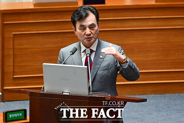 안규백 국방부 장관이 답변하고 있다.