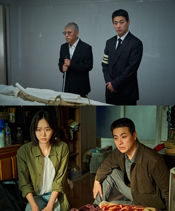 박정민(위쪽 사진의 오른쪽)은 시각장애가 있는 전각 장인 임영규의 젊은 시절과 그의 아들 임동환을 모두 소화하면서 처음으로 1인 2역에 도전했다. /플러스엠 엔터테인먼트