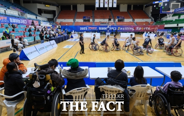 보건복지부는 장애인 지역사회 자립지원 시범사업 지자체 공모를 통해 울산광역시, 대전광역시, 충청북도 3개 광역지방자치단체를 추가 선정했다고 16일 밝혔다. 사진은 2023년 11월 29일 상상인그룹이 후원하는 휠체어 사용 아동과 가족들이 성남실내체육관에서 열린 ‘2023 KWBL 휠체어농구리그’ 챔프전에 참석한 모습. /상상인