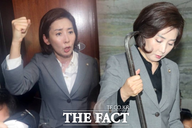 2019년 4월 25일 당시 나경원 자유한국당 원내대표가 서울 영등포 여의도 국회 의안과 앞에서 패스트트랙 법안 제출을 위해 막기 위해 구호를 외치고, 쇠 지렛대(빠루)를 들고 있는 모습. / 뉴시스