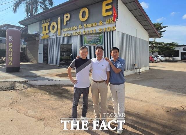 때밀이를 접목한 새로운 힐링문화를 라오스 현지에 전수하고 있는 논산 출신 청년들. /조상연