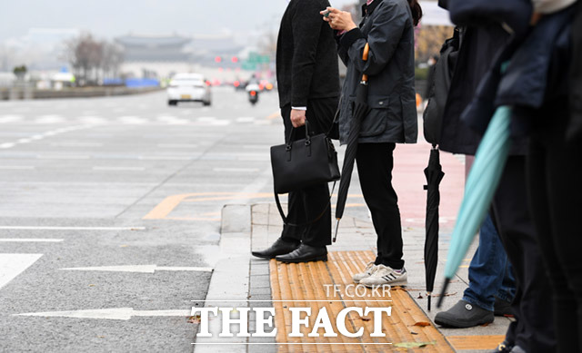 기상청에 따르면 17일 한반도는 정체전선에서 발달한 저기압의 영향을 받다가 밤부터 점차 벗어나겠다. 새벽부터 중부지방(강원 동해안 외)과 전라권, 아침부터 강원 동해안과 경상권, 제주에 가끔 비가 내릴 것으로 전망된다. 비는 자정까지 대부분 그치겠다. 다만 강원 영동과 전라권, 경상권, 제주 등 지역은 18일까지 비가 이어지는 곳도 있겠다. /임세준 기자