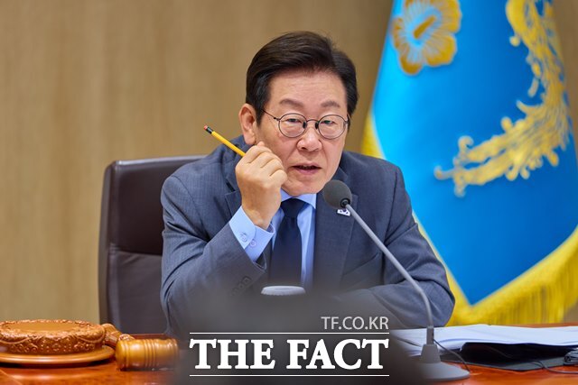 이재명 대통령은 16일 국무회의에서 청년 고용 문제를 해결하기 위해서는 정부뿐 아니라 기업의 노력도 필요하다며 청년 일자리 창출을 당부했다. 이 대통령이 9일 오후 용산 대통령실에서 주재한 제41회 국무회의에서 발언하고 있다. /대통령실