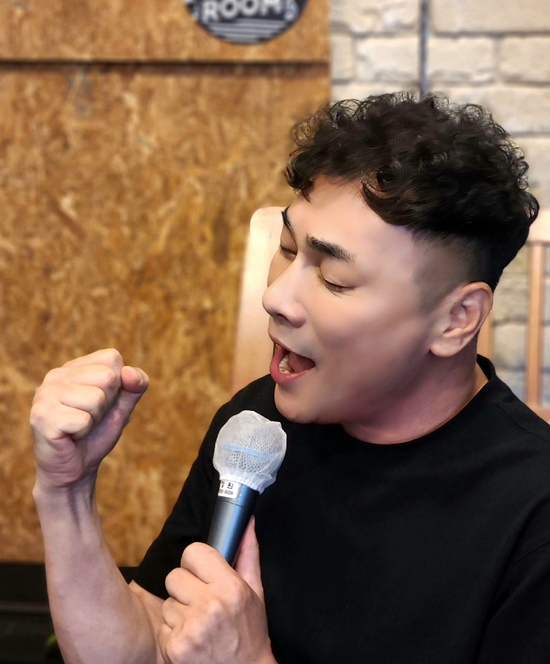 개그맨 출신 가수 김종하가 세미트로트 장르의 인생형 발라드 신곡 구리반지를 발표하고, 본격 활동을 벼르고 있다. 구리반지는 싱어송라이터 이재성과의 협업으로 탄생됐다. /김종하 유튜브