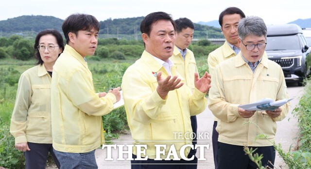 이학수 정읍시장이 15일 관련 부서 담당자들과 함께 동진강 일원을 둘러보며 동진강 회복 프로젝트 추진 상황을 직접 점검했다. /정읍시