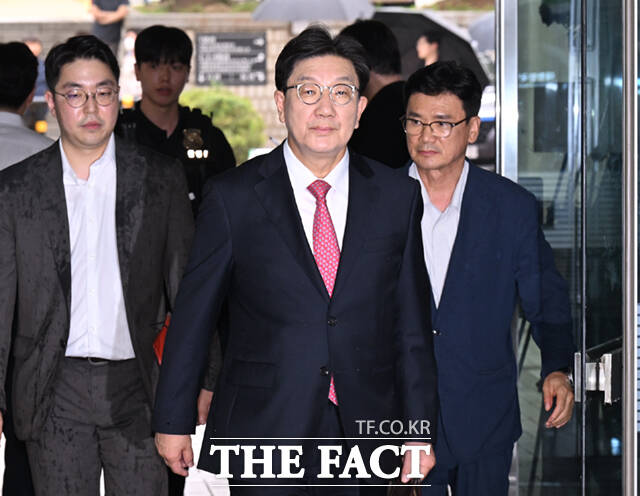 통일교에서 불법 정치자금 1억 원을 받은 혐의를 받는 권성동 국민의힘 의원의 구속영장실질심사가 4시간 30분 만에 끝났다. 권 의원이 16일 오후 서울 서초구 서울중앙지방법원에서 열린 구속영장실질심사에 출석하고 있다./이새롬 기자