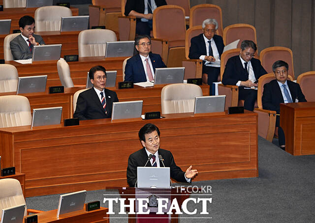 질의에 답변하는 정동영 통일부 장관.