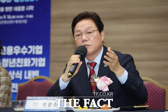 박완수 경남도지사가 16일 창원컨벤션센터에서 열린 ‘2025 경남 잡 퀘스트’ 개막식에서 환영사를 하고 있다./경남도