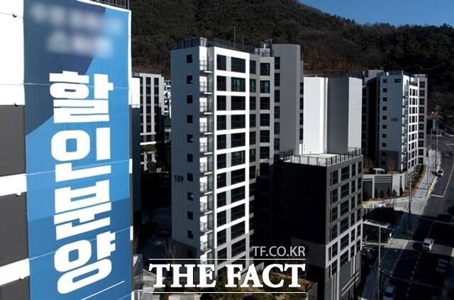 현대경제연구원에 따르면 건설투자는 경기 회복을 가로막고 고용시장을 불안하게 만드는 원인이다. 연구원은 정책 당국의 시장 개입이 필요한 시점이라고 강조했다. /뉴시스