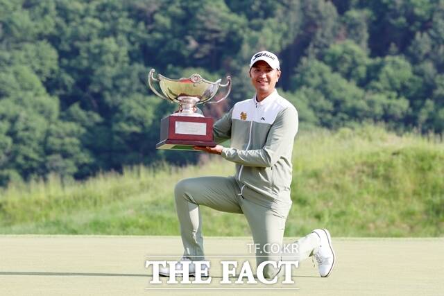 코오롱 제67회한국오픈 챔피언인 태국의 사돔 깨우깐자나. 한국오픈 타이틀은 지난 2019년에 이어 6년만에 태국이 가져갔다./KPGA