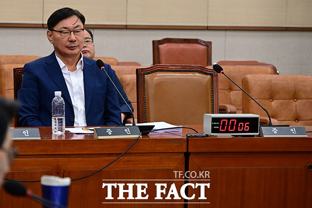 지난 2021년 20대 대통령선거 경선 당시 더불어민주당 후보였던 이재명 대통령에게 쪼개기 후원을 한 혐의 등으로 추가 기소된 이화영 전 경기도 평화부지사의 국민참여재판이 오는 12월15일부터 19일까지 5일간 진행될 예정이다. 이 전 부지사가 지난해 10월 서울 여의도 국회 법제사법위원회에서 열린 박상용 수원지검 부부장검사에 대한 탄핵소추 사건 조사 관련 청문회에 증인으로 출석했다./남윤호 기자