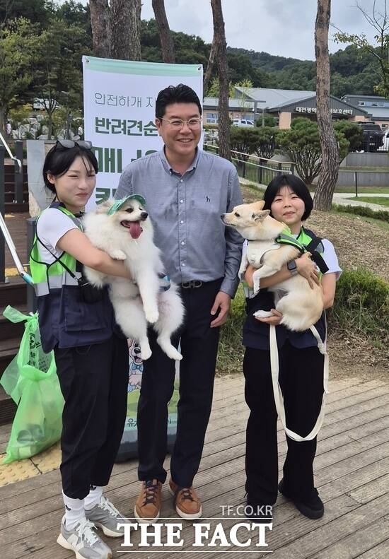 대전시 반려견순찰대가 15일 대전시민과 자원봉사자 80여 명이 참여해 유성구 반려동물공원에서 합동 순찰 및 캠페인을 진행했다. 반려견 순찰대 조례를 발의한 정명국 대전시의회 의원(가운데)이 함께했다./서지원 독자