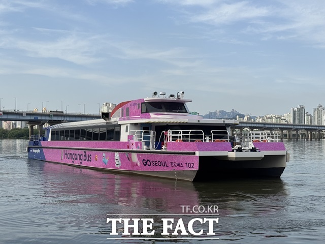 서울시는 17일 여의도 선착장에서 시민께 드리는 선물 콘셉트로 한강버스 취항식을 열었다./서울시