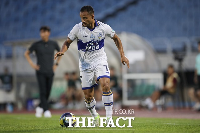 ‘하나은행 K리그2 2025’ 29라운드 MVP를 차지한 충남아산 데니손./K리그