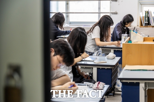 교육부가 16일 발표한 2025년 1차 학교폭력 실태조사(전수조사) 결과를 보면 학교폭력을 당했다는 응답은 2.5%로 나타났다. 사진은 서울의 한 고등학교/더팩트 DB