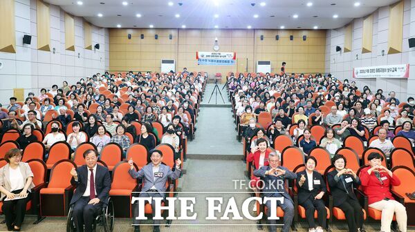 대전 서구는 16일 구청 구봉산홀에서 한밭장애인자립생활센터 소속 활동지원사 400명을 대상으로 장애인활동지원사의 직무 역량을 강화하기 위해 보수교육을 진행했다./대전 서구