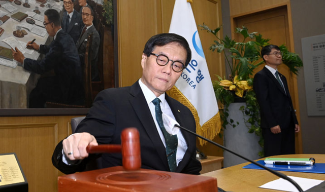 이창용 한국은행 총재가 지난달 28일 한은에서 열린 금융통화위원회에서 의사봉을 두드리고 있다. /뉴시스