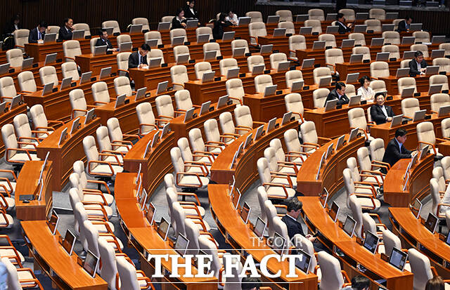빈자리가 더 많이 보이는 본회의장.