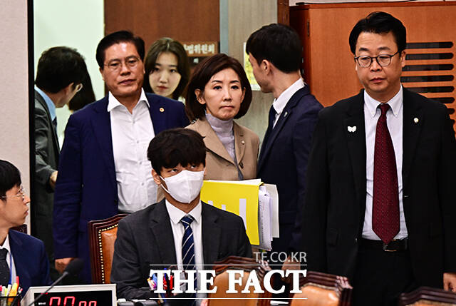 나경원 국민의힘 의원이 16일 오전 서울 여의도 국회에서 열린 법제사법위원회 전체회의에 참석하고 있다. /국회=배정한 기자
