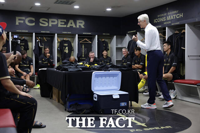 벵거 감독이 FC 스피어 선수들을 락커룸에서 지도하고 있다. /넥슨