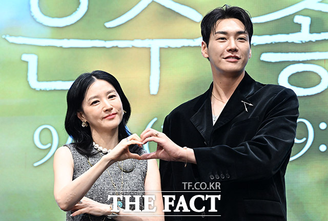 배우 이영애(왼쪽)와 김영광이 16일 오후 서울 구로구 신도림 디큐브시티 더 세인트 그랜드볼룸에서 열린 KBS2 토일 미니시리즈 은수 좋은 날 제작발표회에 참석해 포즈를 취하고 있다. /남용희 기자