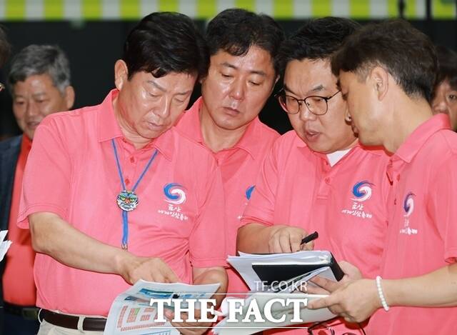 오는 19일 개막식이 열리는 금산세계인삼축제를 앞두고 박범인 군수(왼쪽)가 부서장들과 최종 점검에 나서고 있다. /금산군