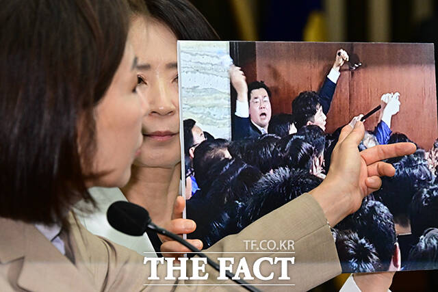 이날 신상발언에 나선 나 의원이 패스트트랙 충돌 사건 당시 민주당 관계자 손에 들린 빠루(쇠지렛대)를 가리키고 있다.