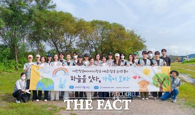 대한항공과 아시아나항공 유기견 봉사단 25명은 15일 경기도 김포시에 위치한 유기견 보호소 아지네마을을 찾아 봉사 활동을 함께하며 구슬땀을 흘렸다. /대한항공