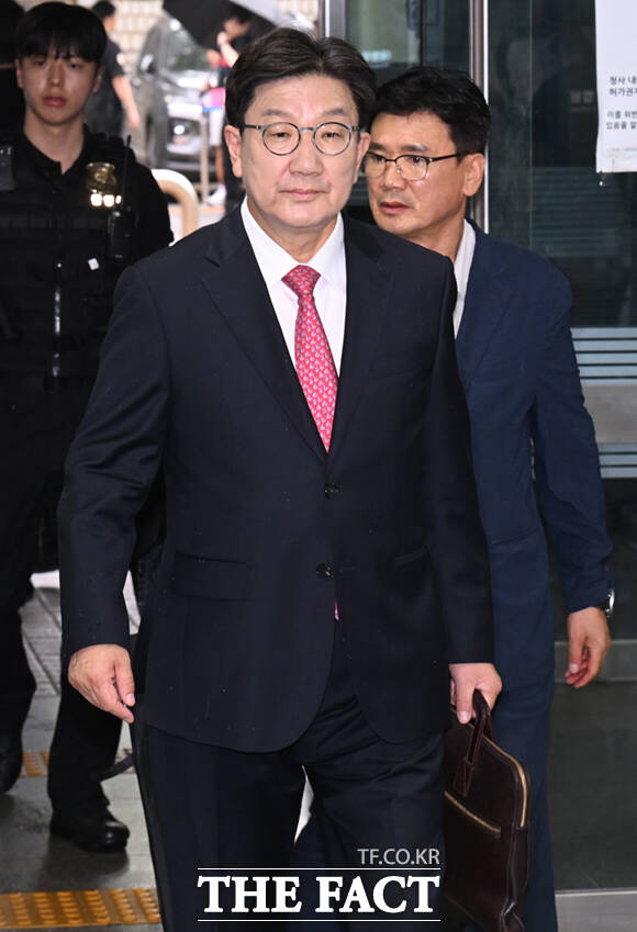 통일교 측으로부터 불법 정치자금을 받은 혐의를 받는 권성동 국민의힘 의원이 16일 오후 서울 서초구 서울중앙지방법원에서 열린 구속 전 피의자 심문(영장실질심사)에 출석하고 있다. / 서울지법=이새롬 기자