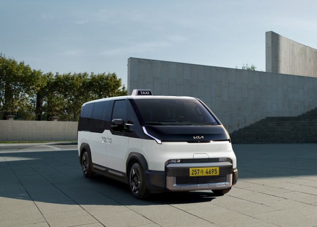 기아는 16일 PV5 택시 전용 올인원 디스플레이 2를 출시했다고 밝혔다. /기아