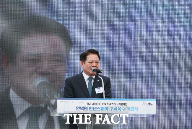 최대호 안양시장이 인덕원 인텐스퀘어 착공식에서 인사말하고 있다./안양시