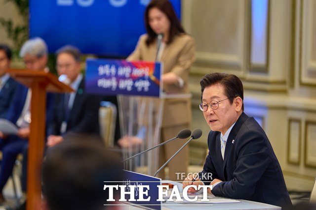 대통령실이 조희대 대법원장 사퇴 요구에 대해 논의한 적도, 논의할 계획도 없다며 다시 한 번 선을 그었다. 이재명 대통령이 11일 오전 청와대 영빈관에서 개최한 취임 100일 기자회견 회복을 위한 100일, 미래를 위한 성장에서 발언하고 있다. /대통령실