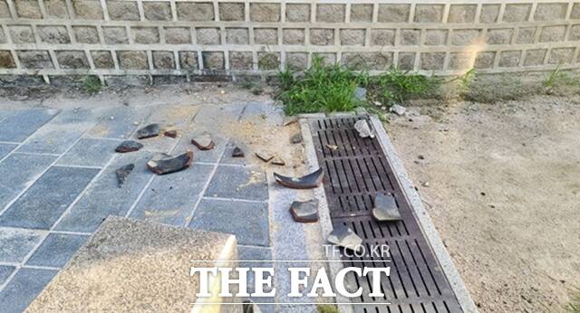 서울 혜화경찰서는 16일 서울 종로구 종묘 담벼락 기와를 훼손한 용의자를 추적하고 있다고 밝혔다. /국가유산청 제공