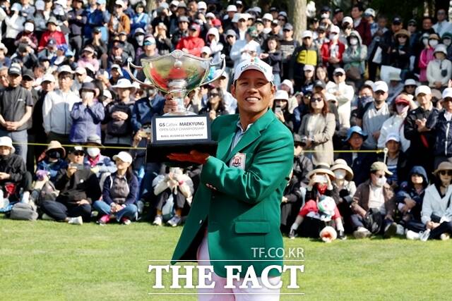 문도엽이 올시즌 GS칼텍스매경오픈에서 우승한 뒤 트로피를 들고 포즈를 취하고 있다. 올해 국내에서 열린 공동인증대회 중 유일한 한국선수 우승이다./KPGA