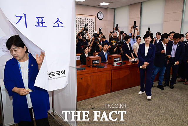 나경원 간사 선임의 건이 무기명 투표로 진행되고 있다.