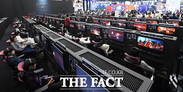 국회가 사행성 논란이 꾸준히 제기돼 온 게임업계의 컴플리트 가챠를 금지하는 법안을 검토하는 가운데 게임 회사들이 이를 대체할 수 있는 수익화 방안을 찾고 있다. 사진은 기사와 무관. /더팩트 DB