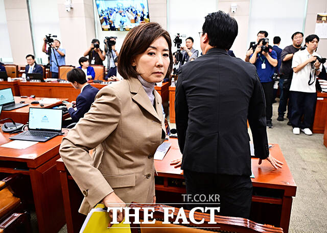 야당 간사 선임의 건 표결이 결정된 뒤 퇴장하는 나경원 국민의힘 의원.