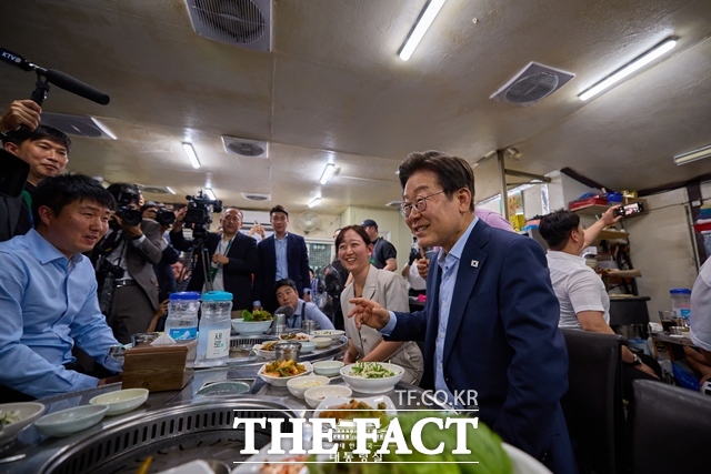 이재명 대통령은 16일 세종 각 부처 실무 공무원들과 오찬을 함께 했다. 이 대통령이 7월 11일 오후 서울 광화문 인근 한 식당에서 직원들과 저녁식사를 함께 하며 이야기를 나누고 있다. /대통령실