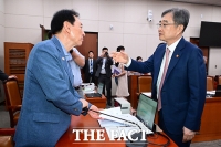  대화하는 김석기 외통위원장과 조현 장관 [포토]