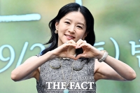  이영애 '우아한 손하트' [포토]