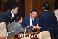  심각한 표정으로 대화하는 김병기 원내대표 [포토]