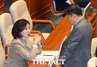  이철규 의원과 대화하는 나경원 의원 [포토]
