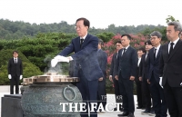  취임후 첫 일정으로 현충원 찾은 이석연 국민통합위원장 [포토]