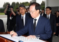  현충원 찾아 방명록 작성하는 이석연 신임 국민통합위원장 [포토]
