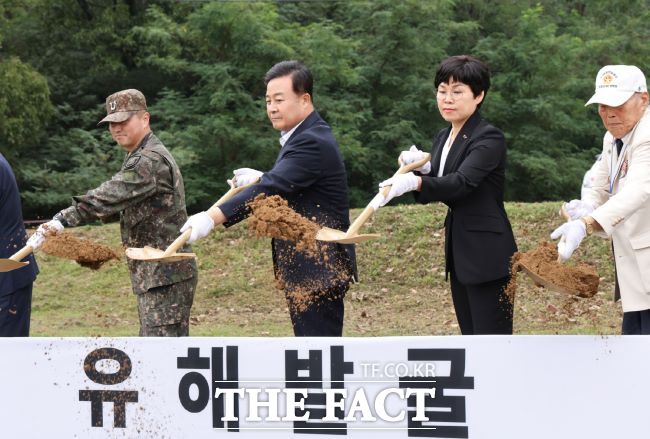 김성제 의왕시장(왼쪽 2번째)이 6·25 전사자 유해 발굴 개토식에서 시삽을 하고 있다./의왕시
