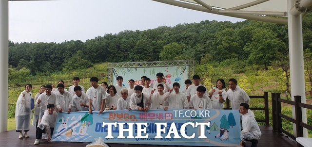 17일 대전복수고등학교 특수학급 학생들이 계족산 황톳길을 찾아 기념촬영하고 있다. /대전교육청